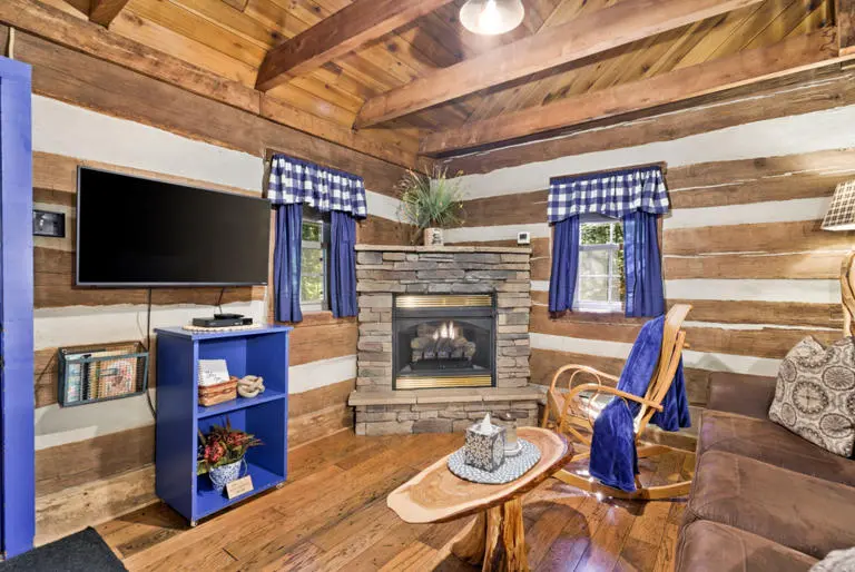 Blue Log Cabin 82Cca